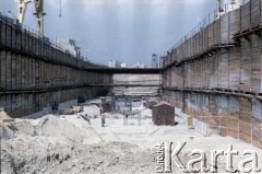 Lata 80., Warszawa, Polska.
Budowa I linii metra, prawdopodobnie wzdłuż al. Komisji Edukacji Narodowej.
Fot. Edward Grochowicz, zbiory Ośrodka KARTA