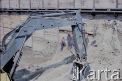 Lata 80., Warszawa, Polska.
Robotnicy na terenie budowy I linii metra, prawdopodobnie wzdłuż al. Komisji Edukacji Narodowej.
Fot. Edward Grochowicz, zbiory Ośrodka KARTA
