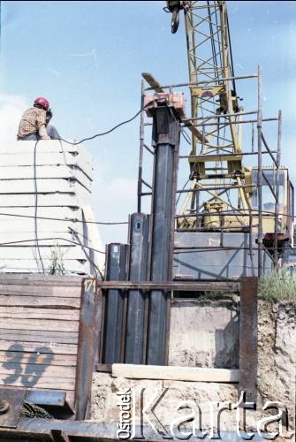 Lata 80., Warszawa, Polska.
Robotnicy na terenie budowy I linii metra.
Fot. Edward Grochowicz, zbiory Ośrodka KARTA