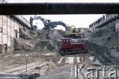 Lata 80., Warszawa, Polska.
Koparki na trenie budowy I linii metra.
Fot. Edward Grochowicz, zbiory Ośrodka KARTA