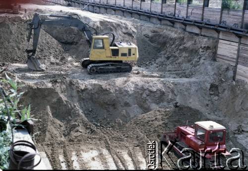 Lata 80., Warszawa, Polska.
Koparki na trenie budowy I linii metra.
Fot. Edward Grochowicz, zbiory Ośrodka KARTA