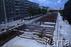 Lata 80., Warszawa, Polska.
Budowa I linii metra wzdłuż al. Niepodległości.
Fot. Edward Grochowicz, zbiory Ośrodka KARTA