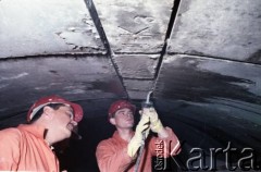 Lata 80., Warszawa, Polska.
Robotnicy w tunelu I linii metra.
Fot. Edward Grochowicz, zbiory Ośrodka KARTA