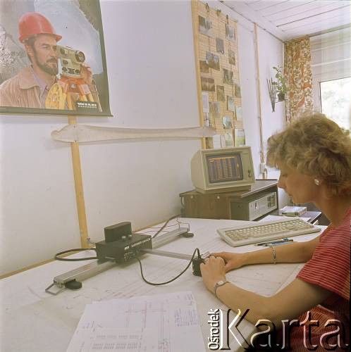 Lata 80., Warszawa, Polska.
Kobieta w biurze projektowym I linii metra.
Fot. Edward Grochowicz, zbiory Ośrodka KARTA