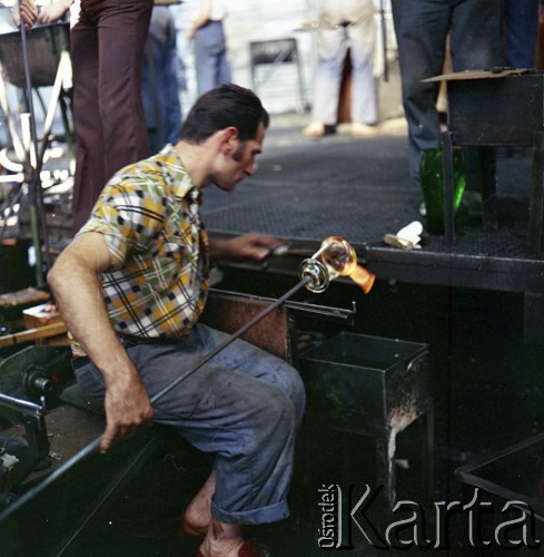 Prawdopodobnie lata 70., Krosno, Polska.
Krośnieńskie Huty Szkła. Pracownik zakładów ręcznie formuje szkło za pomocą tzw. piszczeli.
Fot. Edward Grochowicz, zbiory Ośrodka KARTA.