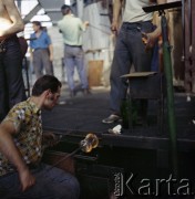 Prawdopodobnie lata 70., Krosno, Polska.
Krośnieńskie Huty Szkła. Pracownik zakładów ręcznie formuje szkło za pomocą tzw. piszczeli.
Fot. Edward Grochowicz, zbiory Ośrodka KARTA.