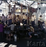 Prawdopodobnie lata 70., Krosno, Polska.
Krośnieńskie Huty Szkła. Ręczna produkcja wyrobów szklanych. 
Fot. Edward Grochowicz, zbiory Ośrodka KARTA.