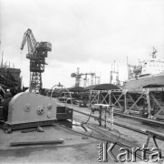 Około 1966, Gdańsk, Polska.
Stocznia Gdańska (od 15.04.1967 Stocznia Gdańska im. Lenina). Budowa statku na jednej ze stoczniowych pochylni.
Fot. Edward Grochowicz, zbiory Ośrodka KARTA.