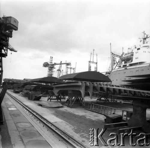 Około 1966, Gdańsk, Polska.
Stocznia Gdańska (od 15.04.1967 Stocznia Gdańska im. Lenina). Budowa statku na jednej ze stoczniowych pochylni.
Fot. Edward Grochowicz, zbiory Ośrodka KARTA.