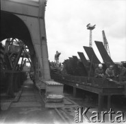 Około 1966, Gdańsk, Polska.
Stocznia Gdańska (od 15.04.1967 Stocznia Gdańska im. Lenina). Montowanie elementów statku.
Fot. Edward Grochowicz, zbiory Ośrodka KARTA.