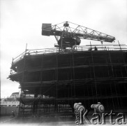 Około 1966, Gdańsk, Polska.
Stocznia Gdańska (od 15.04.1967 Stocznia Gdańska im. Lenina). Montaż kadłuba statku na stoczniowej pochylni.
Fot. Edward Grochowicz, zbiory Ośrodka KARTA.