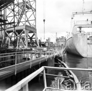 Około 1966, Gdańsk, Polska.
Stocznia Gdańska (od 15.04.1967 Stocznia Gdańska im. Lenina). Statki w stoczniowym porcie.
Fot. Edward Grochowicz, zbiory Ośrodka KARTA.