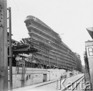 Około 1966, Gdańsk, Polska.
Stocznia Gdańska (od 15.04.1967 Stocznia Gdańska im. Lenina). Budowa statku na stoczniowej pochylni.
Fot. Edward Grochowicz, zbiory Ośrodka KARTA.