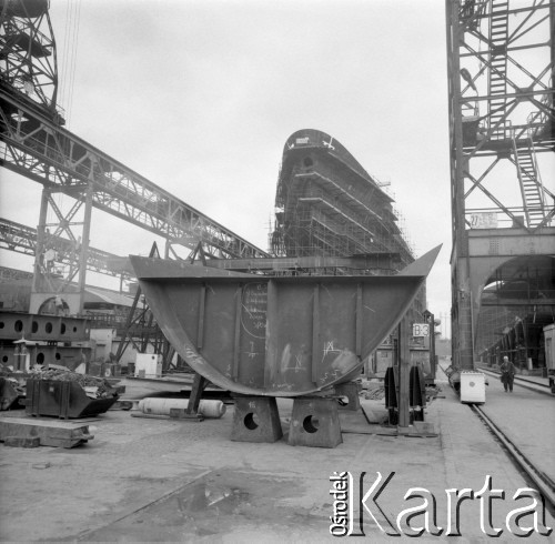 Około 1966, Gdańsk, Polska.
Stocznia Gdańska (od 15.04.1967 Stocznia Gdańska im. Lenina). Budowa statku na stoczniowej pochylni B3.
Fot. Edward Grochowicz, zbiory Ośrodka KARTA.