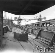 Około 1966, Gdańsk, Polska.
Stocznia Gdańska (od 15.04.1967 Stocznia Gdańska im. Lenina). Montaż kadłuba statku. Na dalszym planie dźwigi przy jednej ze stoczniowych pochylni.
Fot. Edward Grochowicz, zbiory Ośrodka KARTA.