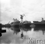 Około 1966, Gdańsk, Polska.
Stocznia Gdańska (od 15.04.1967 Stocznia Gdańska im. Lenina). Żurawie i statki w stoczniowym porcie.
Fot. Edward Grochowicz, zbiory Ośrodka KARTA.