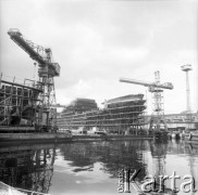 Około 1966, Gdańsk, Polska.
Stocznia Gdańska (od 15.04.1967 Stocznia Gdańska im. Lenina). Budowa statku w stoczniowym doku.
Fot. Edward Grochowicz, zbiory Ośrodka KARTA.