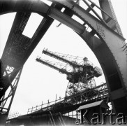 Około 1966, Gdańsk, Polska.
Stocznia Gdańska (od 15.04.1967 Stocznia Gdańska im. Lenina). Stoczniowe dźwigi.
Fot. Edward Grochowicz, zbiory Ośrodka KARTA.