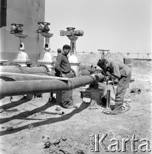 Około 1966, Gdańsk, Polska.
Stocznia Gdańska (od 15.04.1967 Stocznia Gdańska im. Lenina). Stoczniowcy podczas pracy przy spawaniu. 
Fot. Edward Grochowicz, zbiory Ośrodka KARTA.