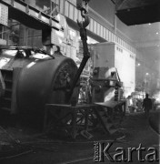 Około 1966, Gdańsk, Polska.
Stocznia Gdańska (od 15.04.1967 Stocznia Gdańska im. Lenina). Maszyny na hali produkcyjnej stoczni.
Fot. Edward Grochowicz, zbiory Ośrodka KARTA.