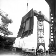 Około 1966, Gdańsk, Polska.
Stocznia Gdańska (od 15.04.1967 Stocznia Gdańska im. Lenina). Budowa statku - podnoszenie stalowego elementu konstrukcyjnego.
Fot. Edward Grochowicz, zbiory Ośrodka KARTA.