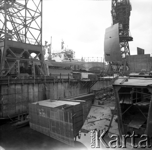 Około 1966, Gdańsk, Polska.
Stocznia Gdańska (od 15.04.1967 Stocznia Gdańska im. Lenina). Budowa statku.
Fot. Edward Grochowicz, zbiory Ośrodka KARTA.