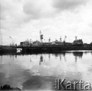 Około 1966, Gdańsk, Polska.
Stocznia Gdańska (od 15.04.1967 Stocznia Gdańska im. Lenina). Widok na nabrzeże stoczniowe z żurawiami i dźwigami.
Fot. Edward Grochowicz, zbiory Ośrodka KARTA.