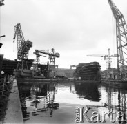 Około 1966, Gdańsk, Polska.
Stocznia Gdańska (od 15.04.1967 Stocznia Gdańska im. Lenina). Budowa statku. 
Fot. Edward Grochowicz, zbiory Ośrodka KARTA.