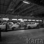 Po 1967, Żerań, Warszawa, Polska.
Fabryka Smochodów Osobowych na Żeraniu. Linia montażowa samochodu osobowego Fiat 125 p. 
Fot. Edward Grochowicz, zbiory Ośrodka KARTA.