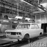 Po 1967, Żerań, Warszawa, Polska.
Fabryka Smochodów Osobowych na Żeraniu. Samochód osobowy Fiat 125p na linii montażowej zakładów.
Fot. Edward Grochowicz, zbiory Ośrodka KARTA.