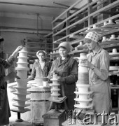 Lata 60. lub 70., Boguchwała, Polska.
Zakłady Porcelany Elektrotechnicznej. Pracownice prezentują w magazynie wyroby fabryki.
Fot. Edward Grochowicz, zbiory Ośrodka KARTA.