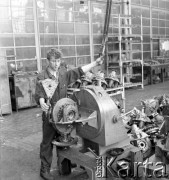 Lata 60. lub 70., Boguchwała, Polska.
Zakłady Porcelany Elektrotechnicznej. Pracownik przy maszynie na hali produkcyjnej.
Fot. Edward Grochowicz, zbiory Ośrodka KARTA.