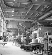 Lata 60. lub 70., Boguchwała, Polska.
Zakłady Porcelany Elektrotechnicznej. Hala produkcyjna. 
Fot. Edward Grochowicz, zbiory Ośrodka KARTA.