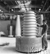 Lata 60. lub 70., Boguchwała, Polska.
Zakłady Porcelany Elektrotechnicznej. Pracownik zakładu na hali produkcyjnej.
Fot. Edward Grochowicz, zbiory Ośrodka KARTA.