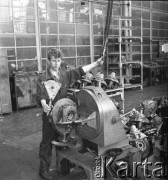 Lata 60. lub 70., Boguchwała, Polska.
Zakłady Porcelany Elektrotechnicznej. Pracownik zakładu na hali produkcyjnej.
Fot. Edward Grochowicz, zbiory Ośrodka KARTA.