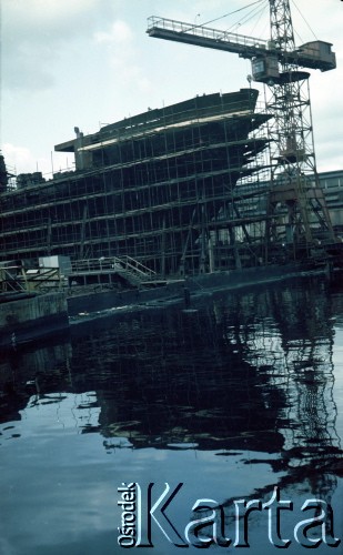 Około 1966, Gdańsk, Polska.
Stocznia Gdańska (od 15.04.1967 Stocznia Gdańska im. Lenina). Budowa statku na jednej ze stoczniowych pochylni.
Fot. Edward Grochowicz, zbiory Ośrodka KARTA.