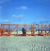 Między 1970 a 1975, Gdańsk, Polska.
Budowa Portu Północnego. Na zdjęciu robotnik maluje stalową konstrukcję.
Fot. Edward Grochowicz, zbiory Ośrodka KARTA.