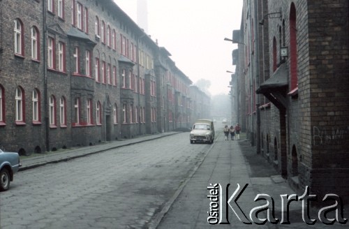1985, dzielnica Janów-Nikiszowiec, Katowice, Polska.
 Zabytkowe osiedle górnicze Nikiszowiec  w dzielnicy Janów-Nikiszowiec. Familoki przy ulicy Gwardii Ludowej, od  1991 roku noszącej nazwę ul. Odrowążów. 
Fot. Edward Grochowicz, zbiory Ośrodka KARTA.