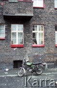 1985, dzielnica Janów-Nikiszowiec, Katowice, Polska.
Zabytkowe górnicze osiedle Nikiszowiec. Motorower Simson S51 zaparkowany przed jednym z domów mieszkalnych.  
Fot. Edward Grochowicz, zbiory Ośrodka KARTA.