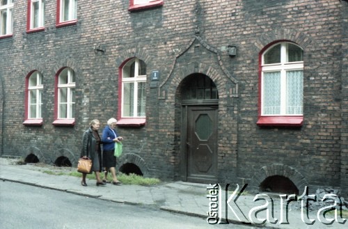 1985, dzielnica Janów-Nikiszowiec, Katowice,Polska.
Familok przy jednej z ulic na zabytkowym górniczym osiedlu Nikiszowiec. Dwie kobiety idą ulicą. 
Fot. Edward Grochowicz, zbiory Ośrodka KARTA.