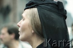 1985, dzielnica Janów-Nikiszowiec, Katowice, Polska. 
Zabytkowe górnicze osiedle Nikiszowiec. Uroczystość pogrzebowa. Młoda kobieta w żałobnym nakryciu głowy.
Fot. Edward Grochowicz, zbiory Ośrodka KARTA.
