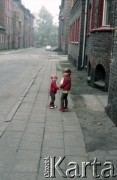 1985, dzielnica Janów-Nikiszowiec, Katowice, Polska. 
Zabytkowe górnicze osiedle Nikiszowiec. Dwoje dzieci na chodniku przy jednej z ulic osiedla. 
Fot. Edward Grochowicz, zbiory Ośrodka KARTA.