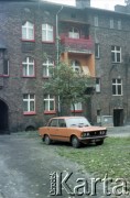 1985, dzielnica Janów-Nikiszowiec, Katowice, Polska. 
Zabytkowe górnicze osiedle Nikiszowiec. Samochód marki Fiat 125p zaparkowany na podwórzu familoka. 
Fot. Edward Grochowicz, zbiory Ośrodka KARTA.