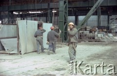 1985, Dąbrowa Górnicza, Polska.  
Kombinat metalurgiczny „Huta Katowice”. Pracownicy zakładów w jednej z hal.  
Fot. Edward Grochowicz, zbiory Ośrodka KARTA.