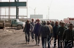 1985, Dąbrowa Górnicza, Polska.  
Grupa robotników na terenie kombinatu metalurgicznego „Huta Katowice”. 
Fot. Edward Grochowicz, zbiory Ośrodka KARTA.