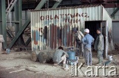 1985, Dąbrowa Górnicza, Polska.  
Kombinat metalurgiczny „Huta Katowice”. Pracownicy zakładów podczas lakierowania.  
Fot. Edward Grochowicz, zbiory Ośrodka KARTA.