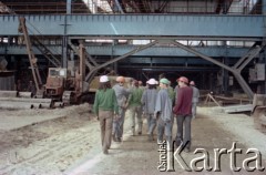 1985, Dąbrowa Górnicza, Polska.  
Grupa robotników w jednej z hal na terenie kombinatu metalurgicznego „Huta Katowice”. 
Fot. Edward Grochowicz, zbiory Ośrodka KARTA.