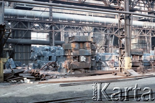 1985, Dąbrowa Górnicza, Polska.  
Kombinat metalurgiczny „Huta Katowice”. Wnętrze jednej z hal zakładowych.
Fot. Edward Grochowicz, zbiory Ośrodka KARTA.