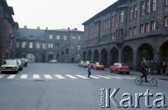 1985, dzielnica Janów-Nikiszowiec, Katowice, Polska.
Zabytkowe górnicze osiedle Nikiszowiec. Plac Wyzwolenia. W głębi kadru widoczny szyld i wejście do mieszczącego się przy Pl. Wyzwolenia 9 zakładu fotograficznego Foto-Niesporek - jednej z najstarszych firm fotograficznych w kraju, działąjącej nieprzerwanie od 1919 roku.
Fot. Edward Grochowicz, zbiory Ośrodka KARTA.