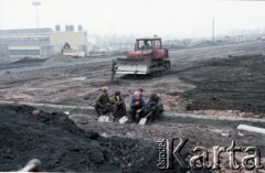 1985, Dąbrowa Górnicza, Polska.  
Kombinat metalurgiczny „Huta Katowice”. Grupa robotników budowlanych w czasie przerwy na odpoczynek.
Fot. Edward Grochowicz, zbiory Ośrodka KARTA.